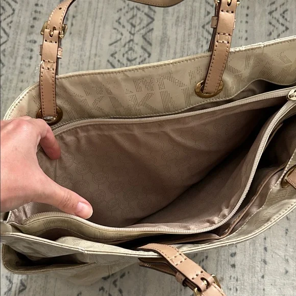 Michael Kors Cream Tote Bag has some wear as shown on pictures! - Picture 7 of 9
